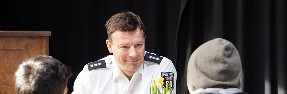 Polizist im Gespräch