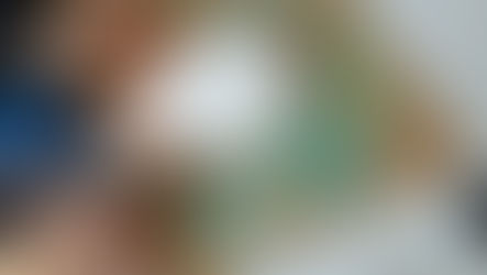 Kind bemalt Maske im Kunstunterricht