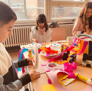 Kinder basteln in der Schule