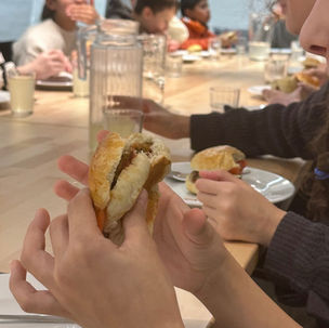 Kinder essen selbst zubereitete Burger