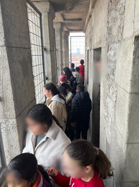 Schüler auf dem Turm des Rathaus Neukölln