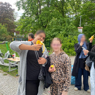Kinder auf dem Schulfest