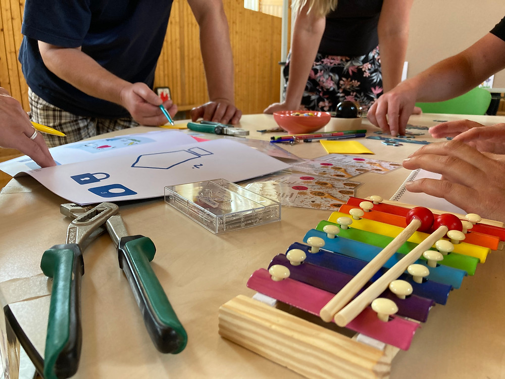 Bei Escape School müssen Rätsel unterschiedlicher Art gelöst werden, um gemeinsam aus der verschlossenen Schule herauszukommen.