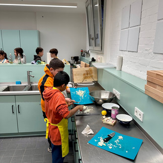 Kinder schneiden Zwiebeln