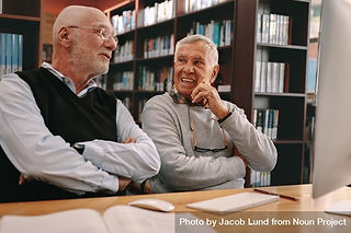 Zwei ältere Männer in der Bibliothek