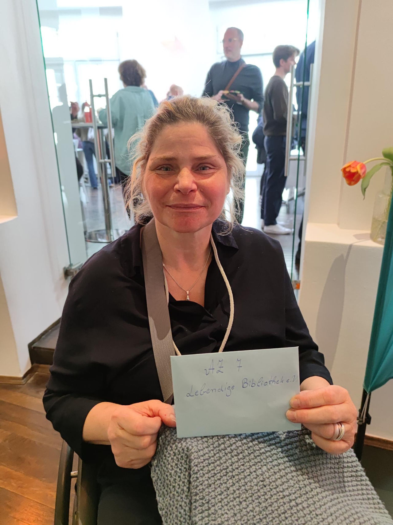 Daniela Hermann mit der Spende bei der "Menschen helfen!" Aktion des Tagesspiegels 