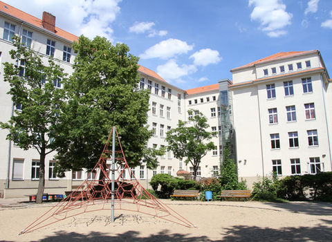 Hermann Sander Schule Schulgebäude mit Schulhof