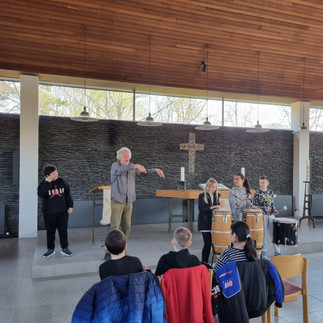 Kinder spielen Instrumente in der Kirche