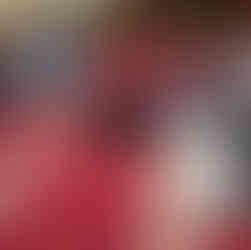 Schüler sitzen im Kreis auf Teppichboden