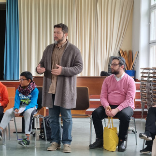 Mann hält Vortrag vor Schüler:innen