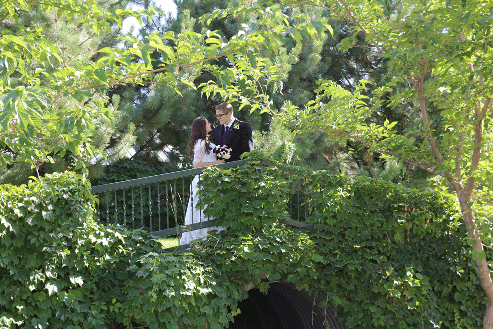 Garden-Bridge-Couple