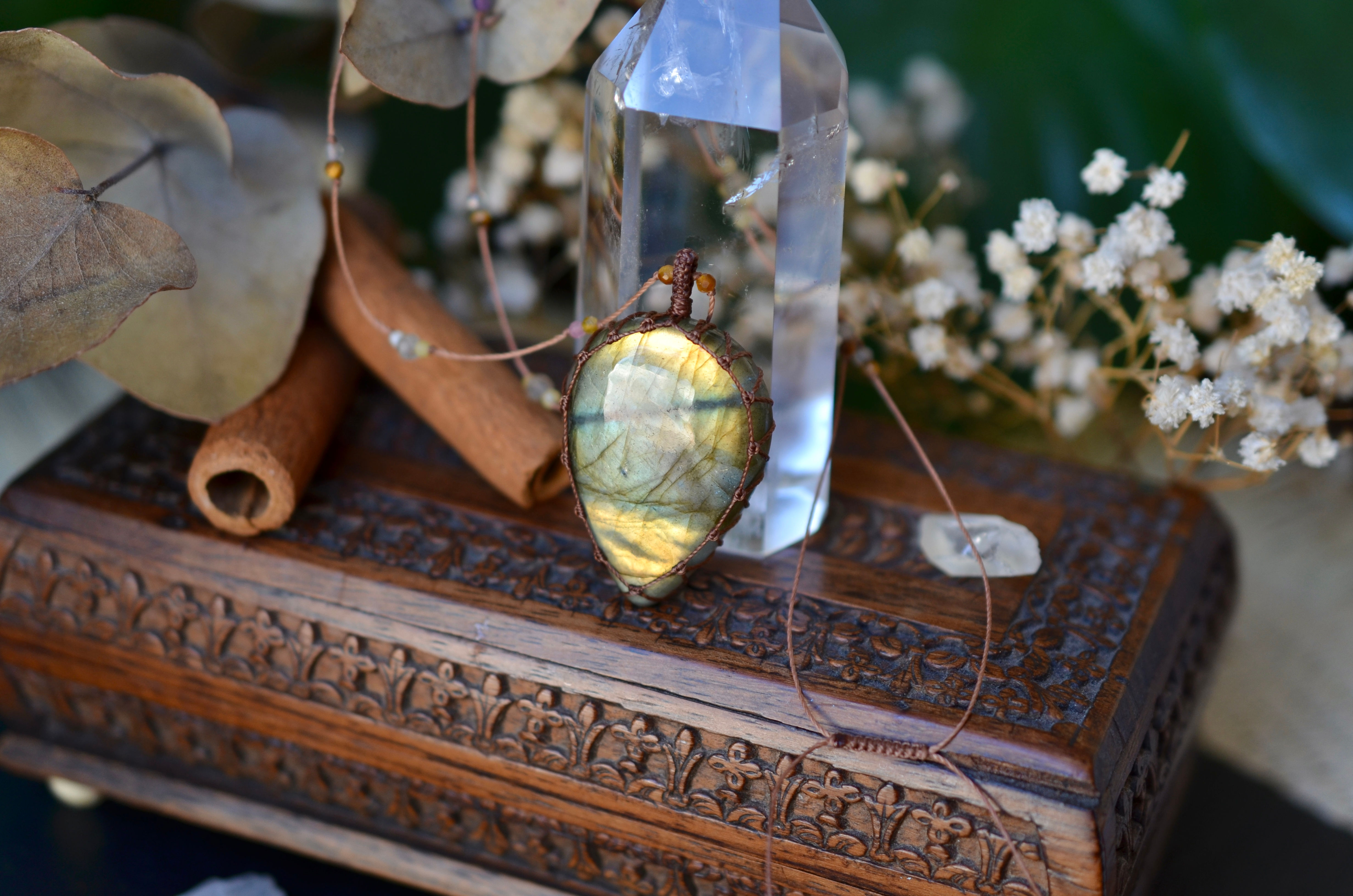 Sautoir en macramé Labradorite dorée