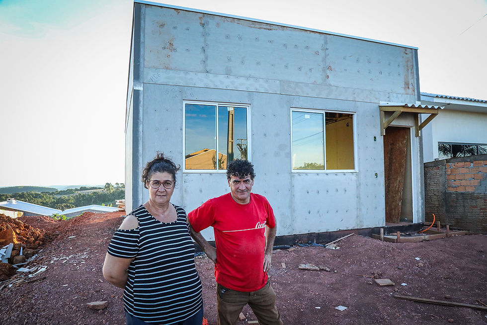 Casal Borba em frente ao que chamam de "casa de papelão". Foto: Joka Madruga/Vigília Comunica