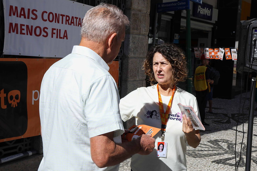 Eliane, da direção do Sindicato, conversa com cidadão. Foto: Joka Madruga/Vigília Comunica