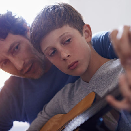 Adanada gitar Dersine Kaç Yaşında başlanmalı yazı kapak resmi