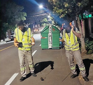 dois homens realizando trabalho de localização de vazamentos