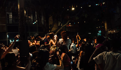 Foule en fête, danse et bonne humeur contagieuse.