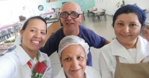 Charles com as trabalhadoras da Sodexo na Santher.