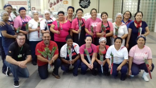 João Caldas e Gilberto com as trabalhadoras da Sodexo na CMPC.