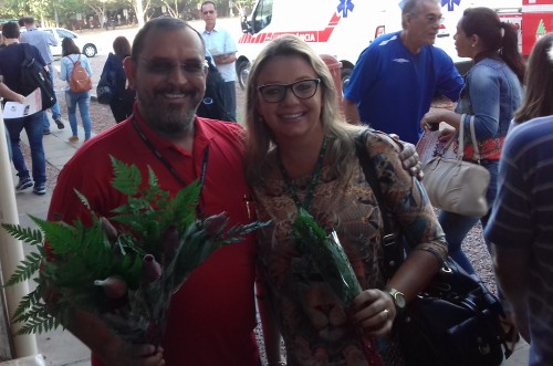 João Caldas entregando rosas às trabalhadoras da CMPC.