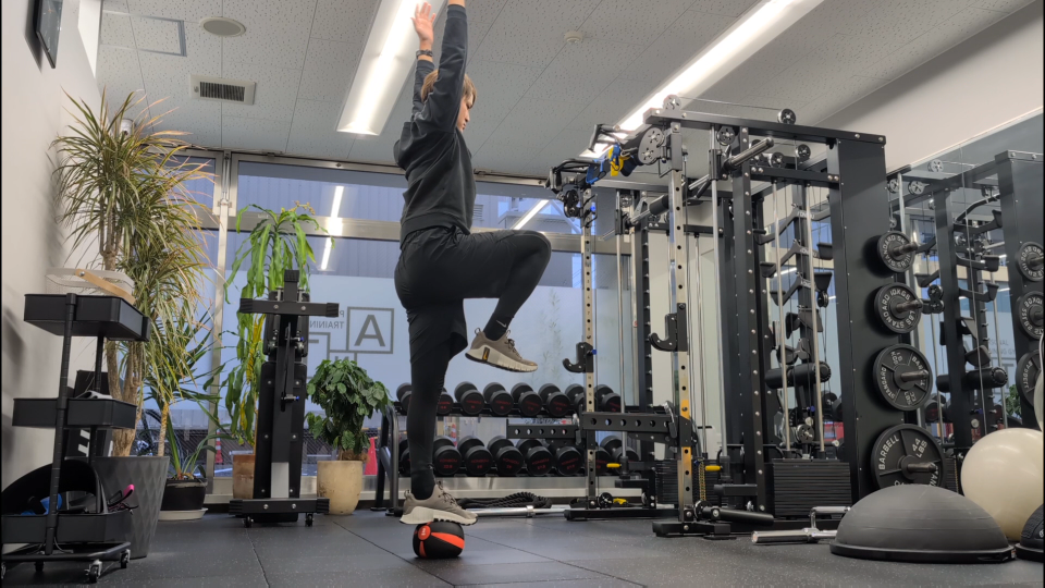 MB片脚バランス×ニー&ハンズアップ