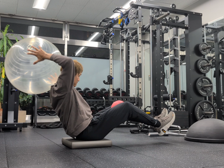 両足を浮かせたBB回し腹筋