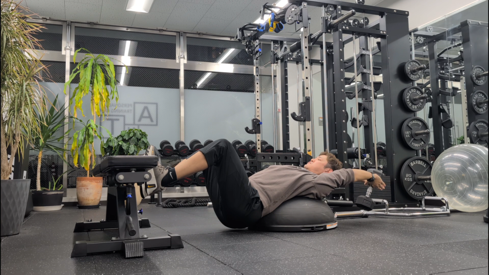 BOSUで行うダンベルプルオーバー