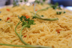 Plateau de riz jaune aux légumes