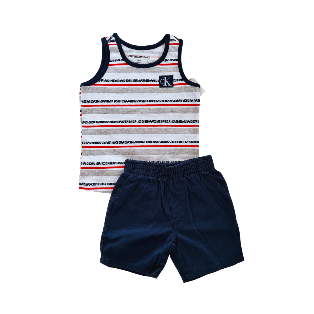 Conjunto Calvin Klein com regata listrada e bermuda azul marinho para menino – Baby Gaia