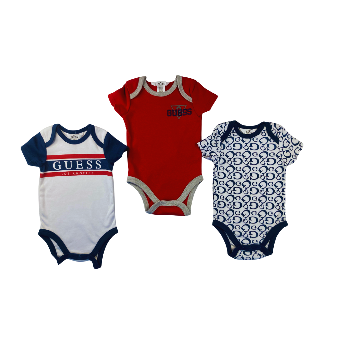 Kit com 3 bodies GUESS vermelhos e azuis manga curta para bebê – Baby Gaia