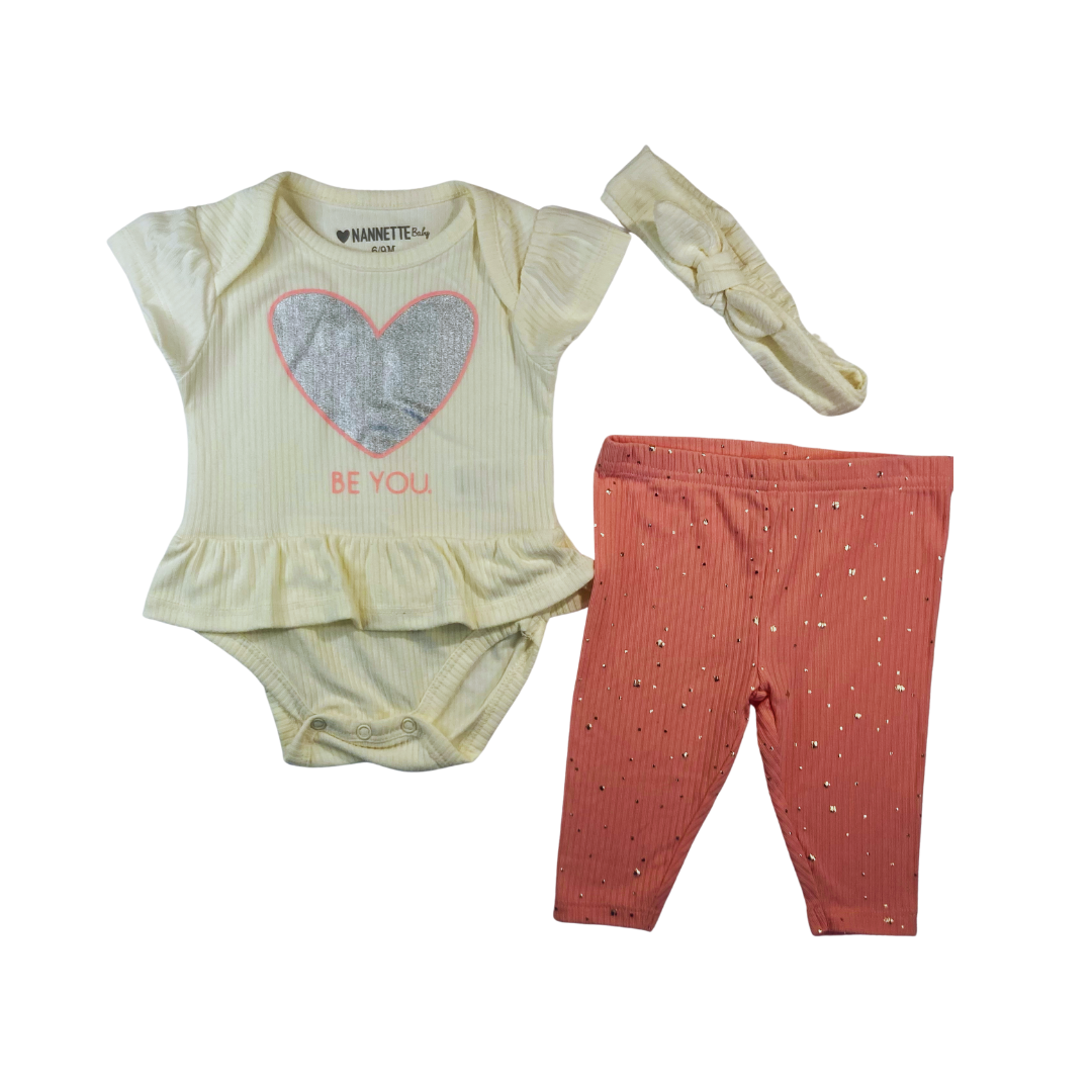 Conjunto Nannette Baby com body, calça e faixa para cabelo nas cores creme e rosê para bebê – Baby Gaia
