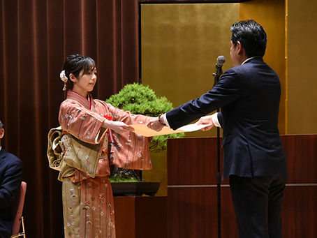 鈴木杏奈准教授が賞状を受け取る