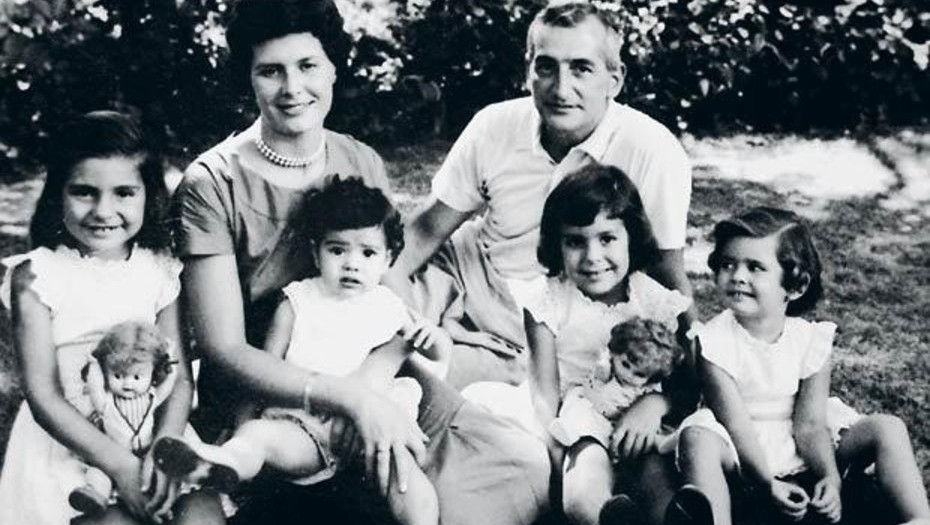Escritor, guionista y también periodista. Todo eso fue Héctor Oesterheld además de un militante heroico y ejemplar. Ese ejercicio le costó la vida y la de sus hijas, uno de los casos de ensañamiento más crueles por parte de la última dictadura cívico, clerical y militar.