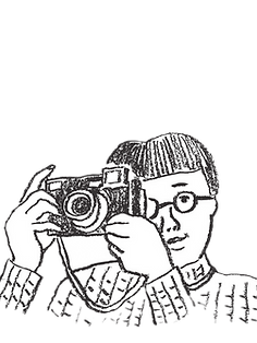 カメラで写真を撮る女性