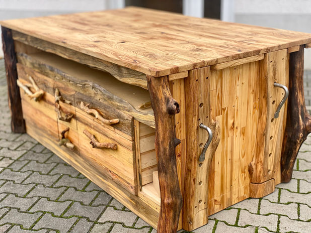 Handgefertigte Werkbank aus Eiche und Kiefer mit rustikalen Beinen aus Eichenstämmen, Schubladengriffen aus Ästen und einer gelochten Eichenplatte