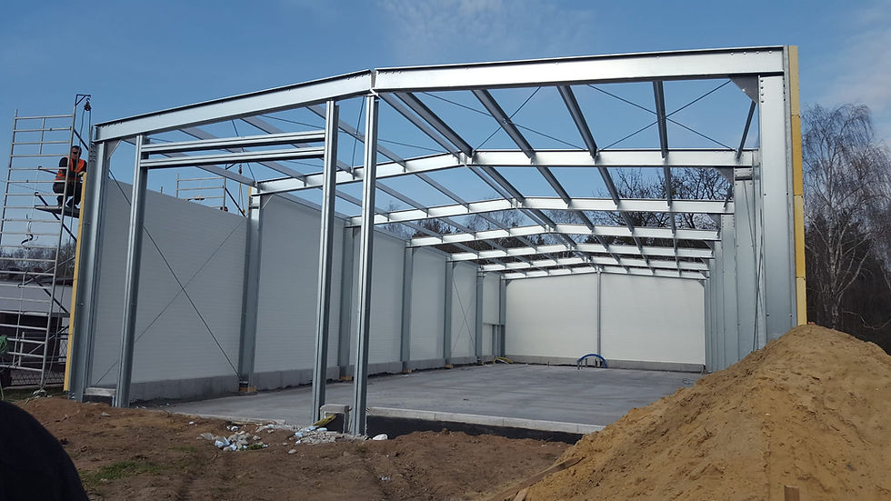 Hala stalowa podczas budowy