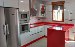 cocina con peninsula 9- laminado blanco brillo con encimera Compac Passion