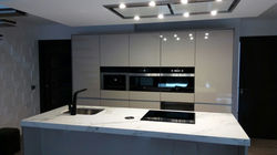 cocina de isla 11- laminado arena con encimera porcelanico Dekton Aura