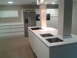 cocina con isla 5- blanco laca con encimera Compac Blanco Absoluto