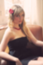 une photo de mode qui met en scène une jolie femme blonde qui porte une robe bustier à poches de type pencil dress du créateur de mode français ZAWANN made in france