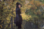 portrait de la créatrice ZAWANN portant une redingote en laine bouillie modèle george et un chapeau, photo pauline franque