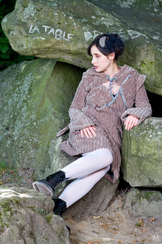 photo du manteau de créateur ZAWANN en velours upcyclé, photo prise à la table des fées dans le nord de la france par la créatrice Madjeester, jolie photo de femme eurasienne