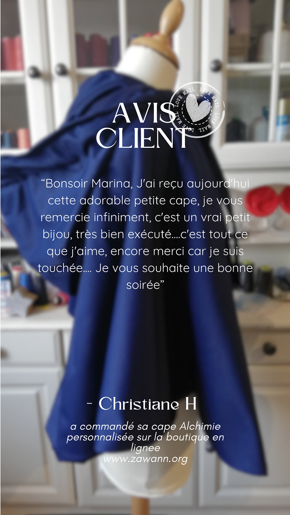 une photo d'une cape de créateur français à grande capuche de conte de fée made in france fermeture par zip fait main