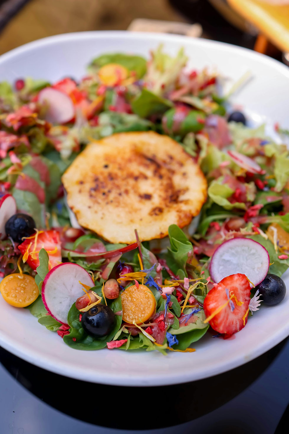 une salade d'été parfaite à manger pour soulager la ménopause, un mélange de fruits et de légumes d'inspiration sicilienne, diet et vegan