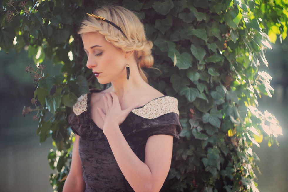 robe de princesse avec col décoletté qui montre les épaules nue, robe du soir en velours, chic, glamour, rétro romantique, robe de cérémonie, mariage