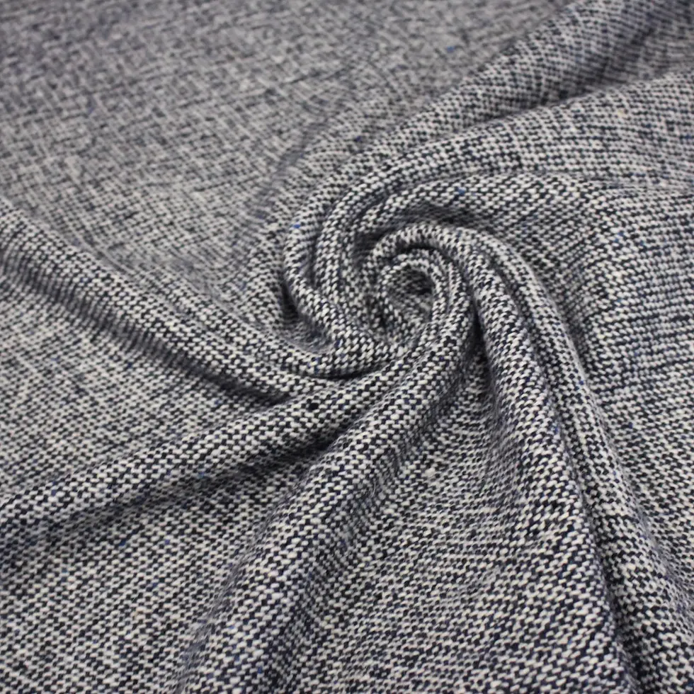 photo d'un tweed 100% laine disponible pour la confection de modèle unique personnalisé sur mesure, stock limité