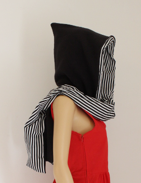 Capuche écharpe de fée en polaire noire doublure à rayures