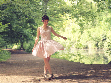 La robe Nina est une pièce qui accompagne les femmes dans leur vie de tous les jours, alliant féminité, confort et praticité. Pensée pour s’adapter à toutes les situations, elle est devenue un incontournable de l’atelier grâce à sa coupe élégante et ses détails soignés. Cette année, la robe Nina se renouvelle avec une nouveauté qui ravira les amoureuses de la mode : des tissus personnalisés en coton bio fleuri, déclinés en plusieurs couleurs. Découvrez comment cette évolution sublime une pièce déjà très appréciée