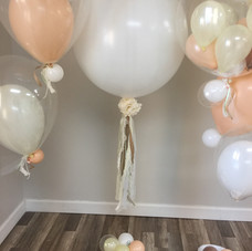 Organic balloon floor arrangements