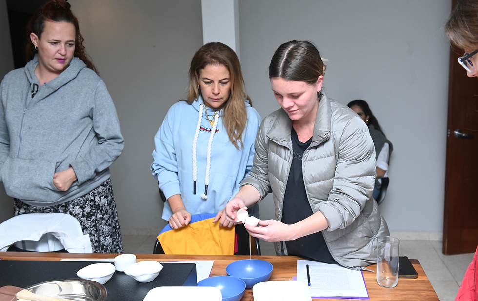 Aliadas de la fundación tomando una clase muy dulce